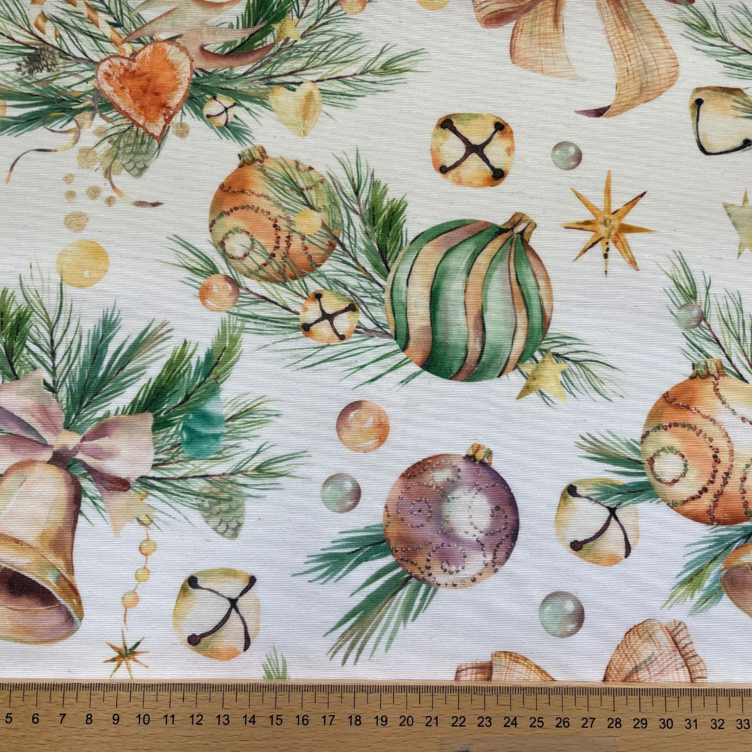 Vianočná dekoračná látka -  banky a zvončeky na smotanové