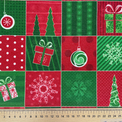 Vianočná dekoračná látka - darčeky a baňky na zeleno červené