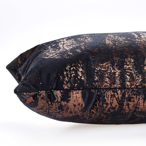 Zamatová obliečka na vankúš s metalickým efektom - čierna s medenými odleskami