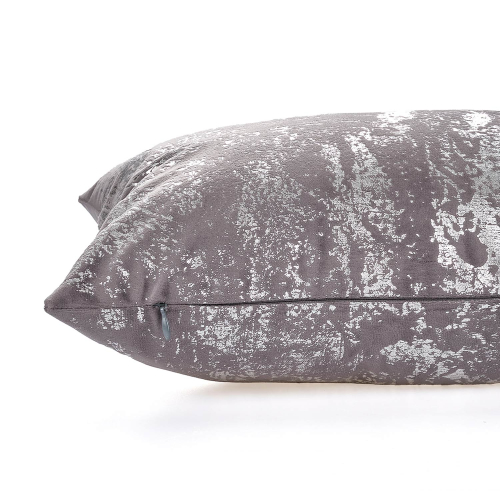 Zamatová obliečka na vankúš s metalickým efektom - sivá so striebornými odleskami